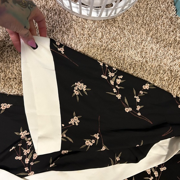 Floral Black and White Wrap kimono style robe - Picture 3 of 3